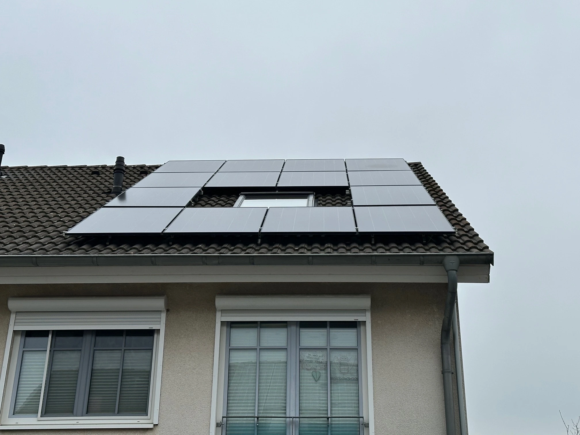 Schwarze Photovoltaik-Module auf Flachdach in Pulheim – SZP Solarzentrum Referenzprojekt mit IBC-System