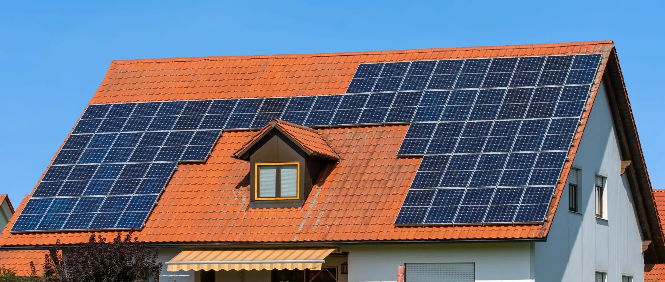 Bifacial Glas Module auf Südseite des Hauses in Wesseling montiert
